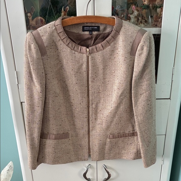 Jones New York Jackets & Blazers - Jones New York Women's Tan Jacket sz 14 Tweed Gold Metallic euc